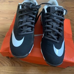 Boys baseball cleats size 4
